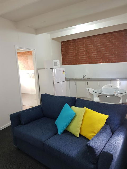 Beachcomber Holiday Units - Accommodation Main Beach 13