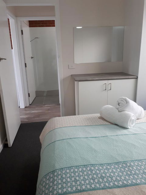 Beachcomber Holiday Units - Accommodation Main Beach 9