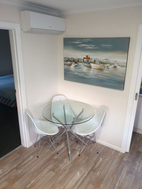 Beachcomber Holiday Units - Accommodation Main Beach 5