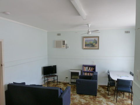 Beachcomber Holiday Units - Accommodation Main Beach 32
