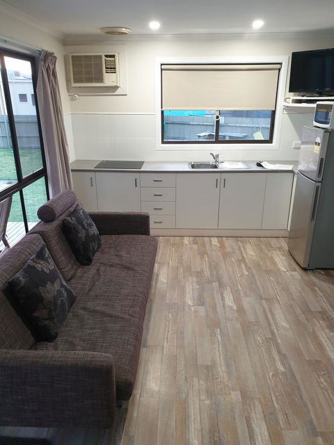 Beachcomber Holiday Units - Accommodation Main Beach 3
