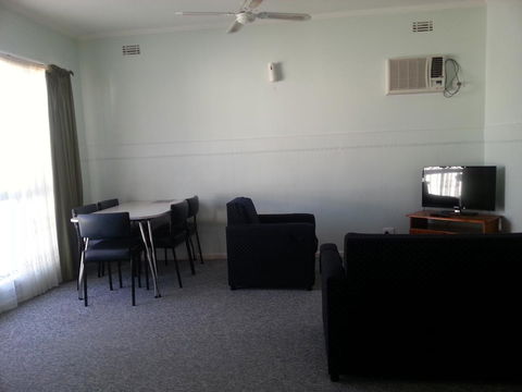 Beachcomber Holiday Units - Accommodation Main Beach 36