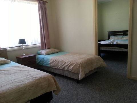 Beachcomber Holiday Units - Accommodation Main Beach 41