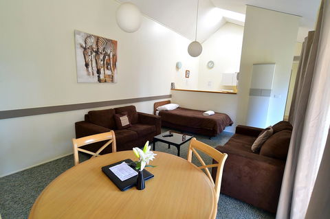 Executive Hideaway - Accommodation Main Beach 25