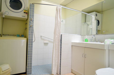 Executive Hideaway - Accommodation Main Beach 2