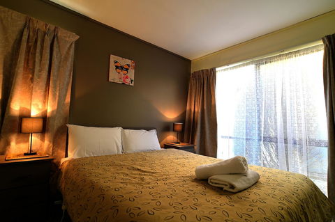 Executive Hideaway - Accommodation Main Beach 11