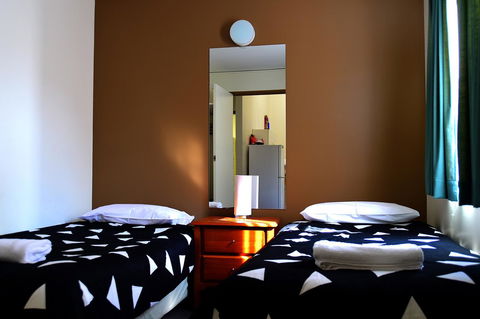 Executive Hideaway - Accommodation Main Beach 5