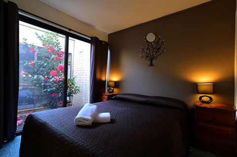 Executive Hideaway - Accommodation Main Beach 21