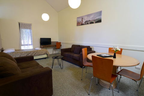 Executive Hideaway - Accommodation Main Beach 12