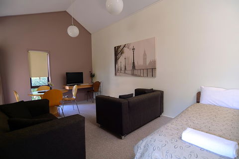 Executive Hideaway - Accommodation Main Beach 17