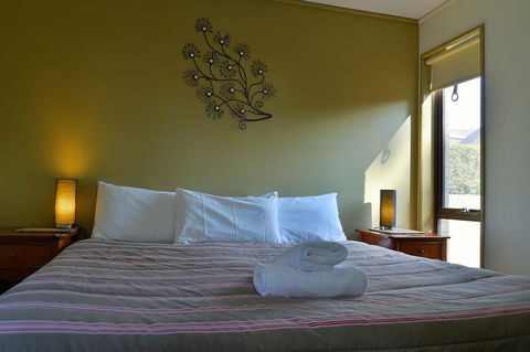 Executive Hideaway - Accommodation Main Beach 27