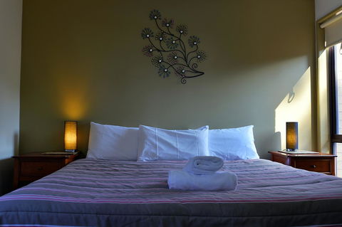 Executive Hideaway - Accommodation Main Beach 28