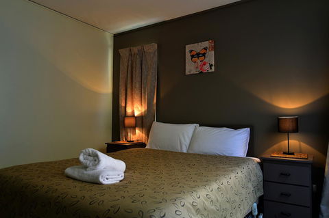 Executive Hideaway - Accommodation Main Beach 1