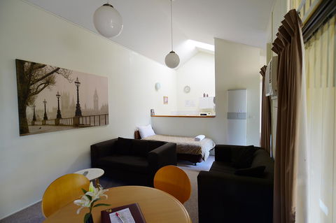 Executive Hideaway - Accommodation Main Beach 15