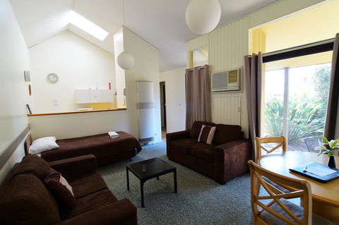 Executive Hideaway - Accommodation Main Beach 23