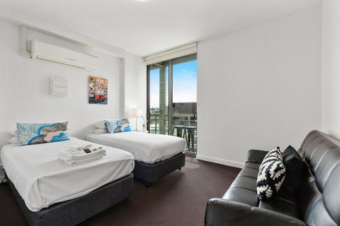 Docklands Private Collection - City Harbour Apartments - Accommodation Main Beach 11