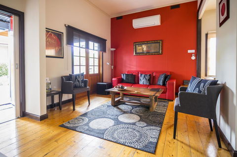 Azen Haven - Accommodation Main Beach 4