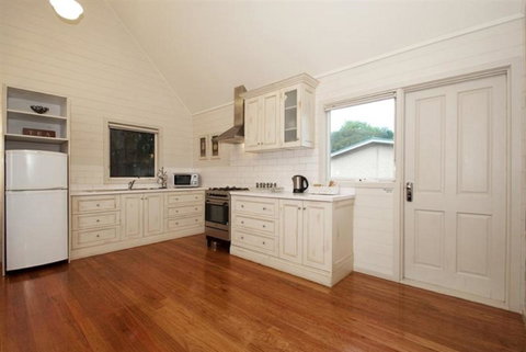 Two Truffles Cottages - Accommodation Main Beach 6