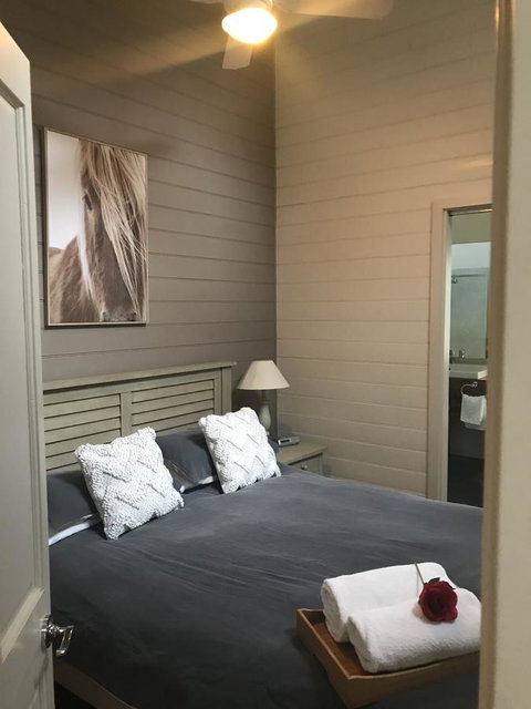 Two Truffles Cottages - Accommodation Main Beach 4