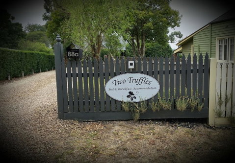 Two Truffles Cottages - Accommodation Main Beach 16