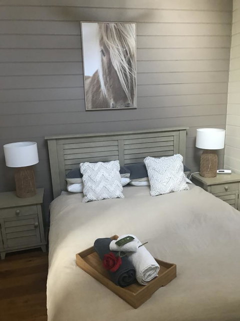 Two Truffles Cottages - Accommodation Main Beach 3