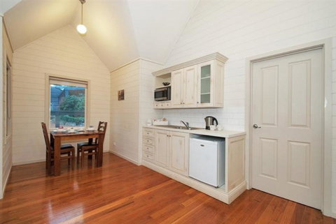 Two Truffles Cottages - Accommodation Main Beach 14