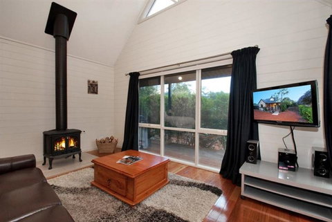 Two Truffles Cottages - Accommodation Main Beach 13