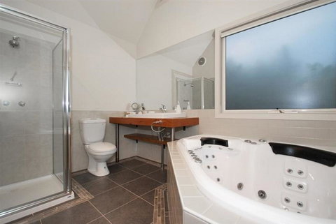 Two Truffles Cottages - Accommodation Main Beach 7