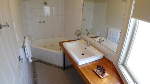 Two Truffles Cottages - Accommodation Main Beach 15