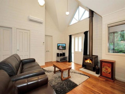 Two Truffles Cottages - Accommodation Main Beach 5