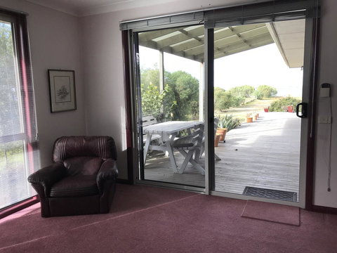 Eagle Bay Views - Accommodation Main Beach 7