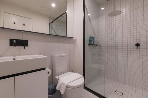 International 2 Bed 2 Bath Apartment - Accommodation Main Beach 9