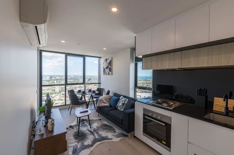 International 2 Bed 2 Bath Apartment - Accommodation Main Beach 2