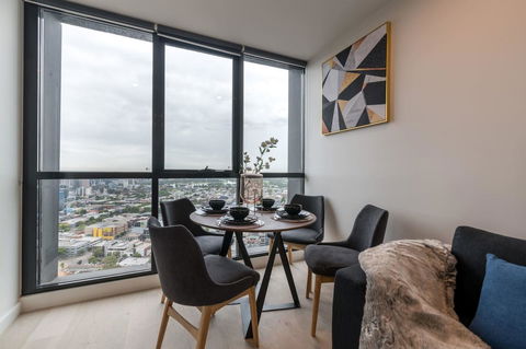 International 2 Bed 2 Bath Apartment - Accommodation Main Beach 3