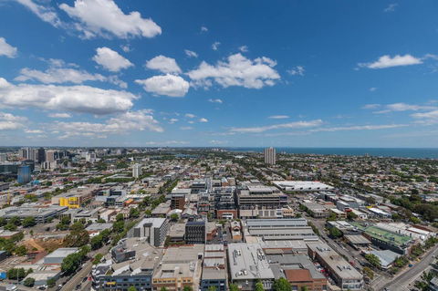 International 2 Bed 2 Bath Apartment - Accommodation Main Beach 12