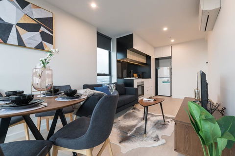 International 2 Bed 2 Bath Apartment - Accommodation Main Beach 1