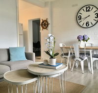 The Wheelhouse - 2BR Waterfront Apt in town - Accommodation Main Beach
