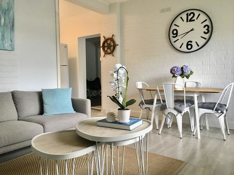 The Wheelhouse - 2BR Waterfront Apt In Town - Accommodation Main Beach 0