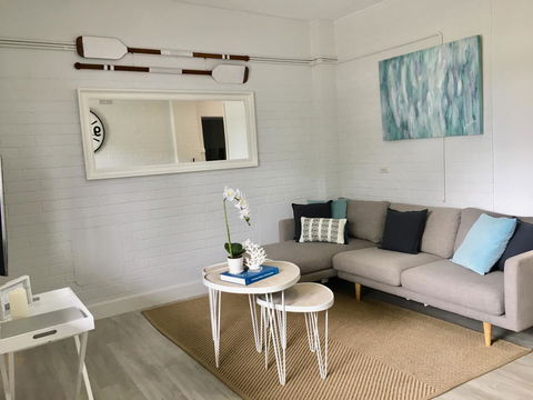 The Wheelhouse - 2BR Waterfront Apt In Town - Accommodation Main Beach 2