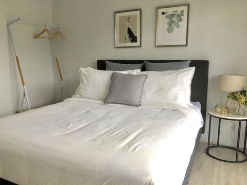 The Wheelhouse - 2BR Waterfront Apt In Town - Accommodation Main Beach 7