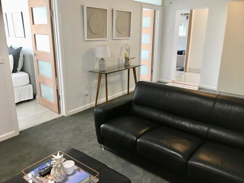 The Wheelhouse - 2BR Waterfront Apt In Town - Accommodation Main Beach 10