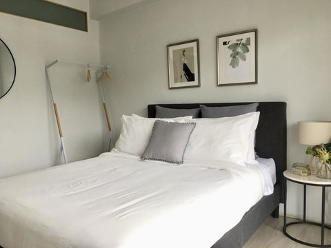 The Wheelhouse - 2BR Waterfront Apt In Town - Accommodation Main Beach 9