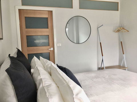 The Wheelhouse - 2BR Waterfront Apt In Town - Accommodation Main Beach 5