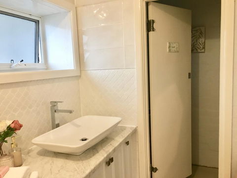 The Wheelhouse - 2BR Waterfront Apt In Town - Accommodation Main Beach 12