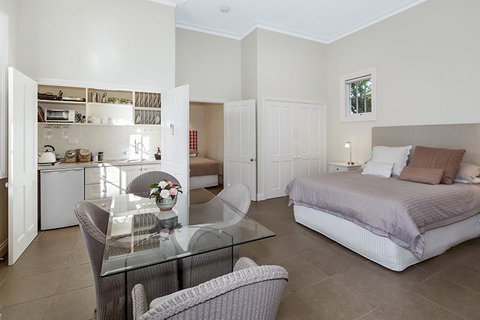 Camellia Cottage - Accommodation Main Beach 4