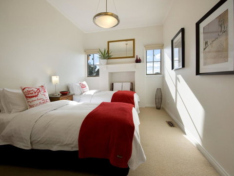 Churchills - Accommodation Main Beach 12