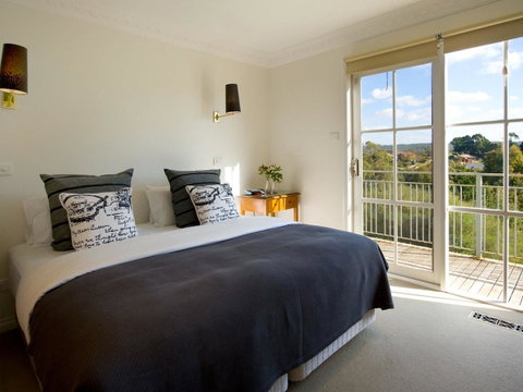 Churchills - Accommodation Main Beach 4