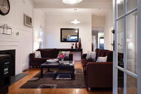 Churchills - Accommodation Main Beach 7