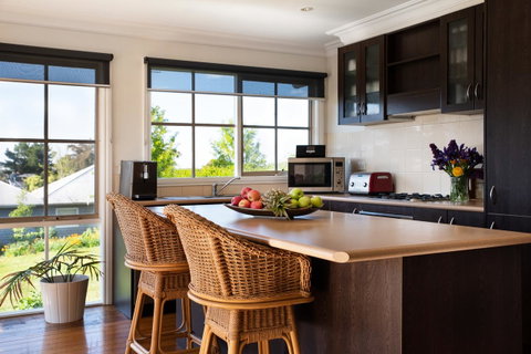 Churchills - Accommodation Main Beach 2