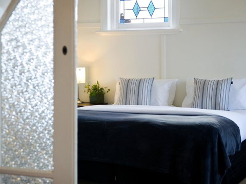 Churchills - Accommodation Main Beach 13